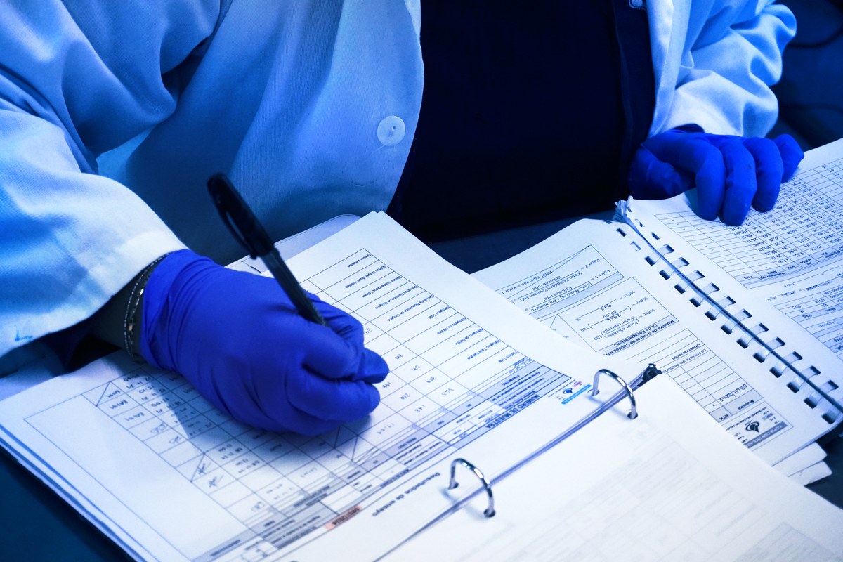 Personal de laboratorio LATAR